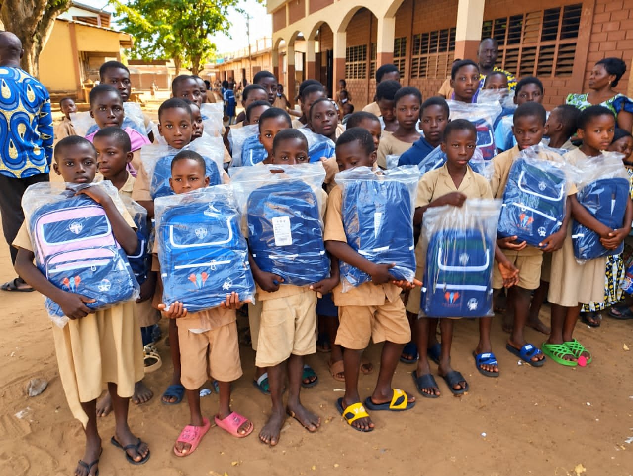 Rentrée Scolaire 2026-2027 : Dr Brice HONDI et l'ONG Club Excellence ADECO distribuent des kits scolaires à Abomey-Calavi